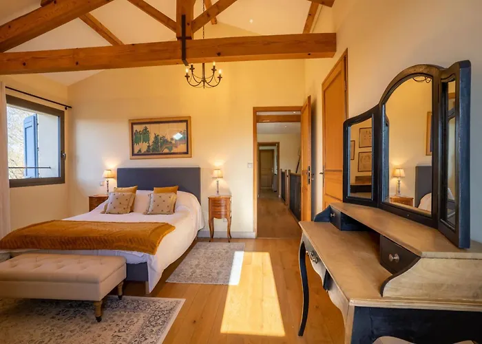 Semesterbostad French Estate With Pool & Sauna *