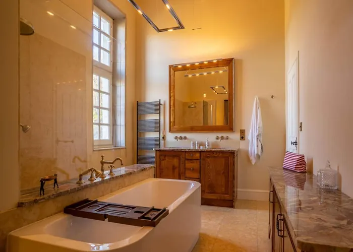 Semesterbostad French Estate With Pool & Sauna *